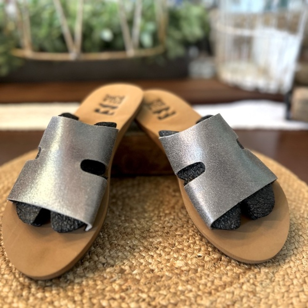 Biilibong NWT size W6 silver metallic flat slides bought at Buckle